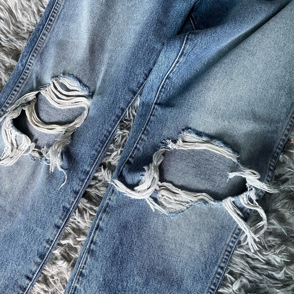 Women’s de stressed light blue wash jeans, size 6.